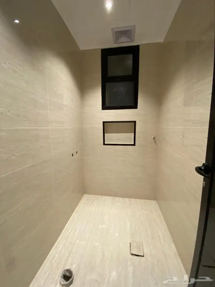 ادوار فاخرة بمساحه واسعه وسطوح مستقل بحى المطار 19