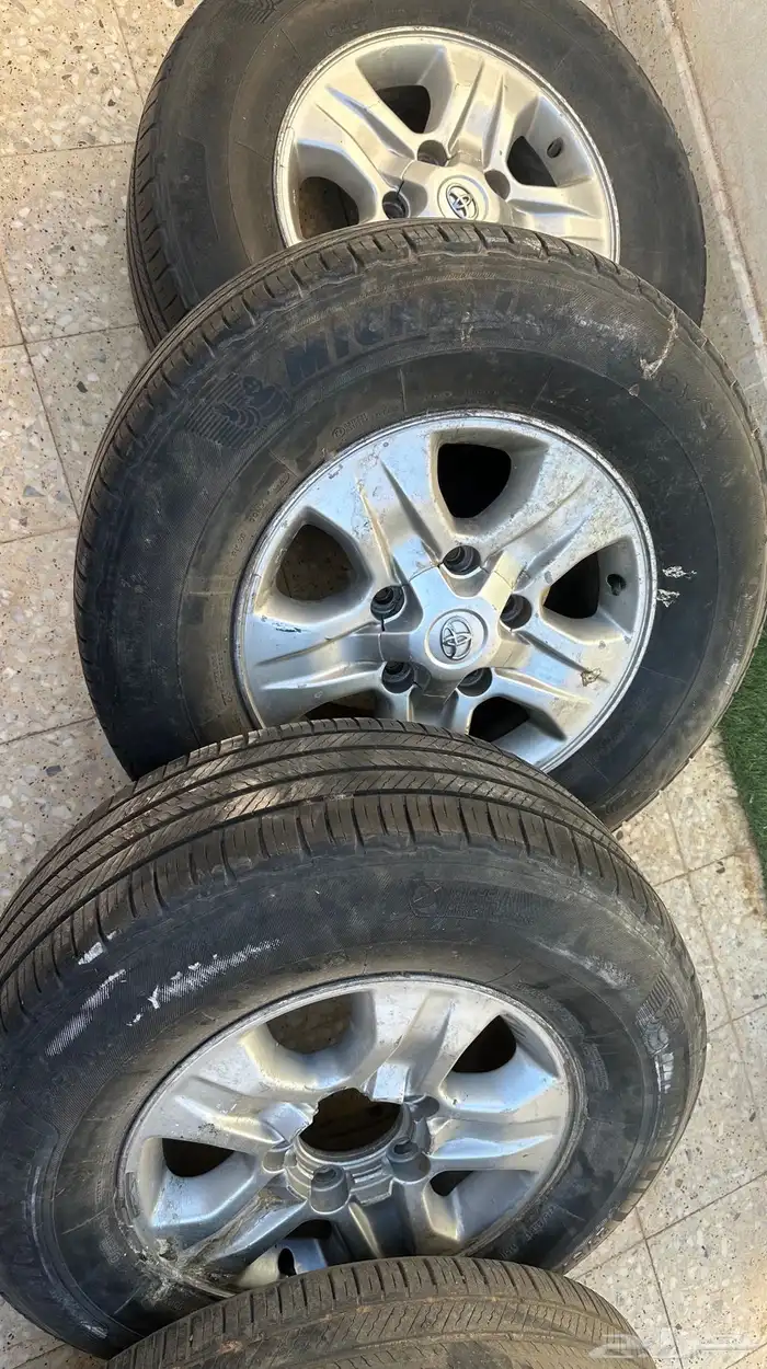 جنوط جكسار موديل 2006 مقاس 17 عليها كفرات ميشلان 1