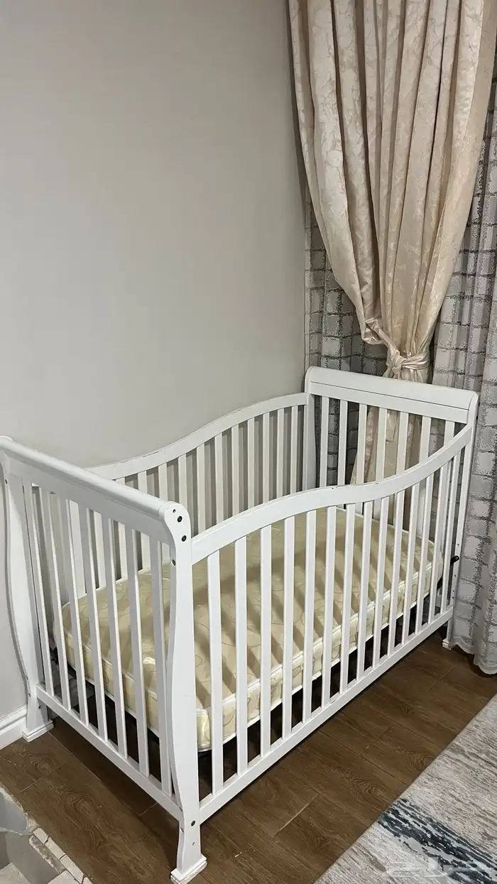 عربية اطفال و سرير اطفال ومكنسه 1