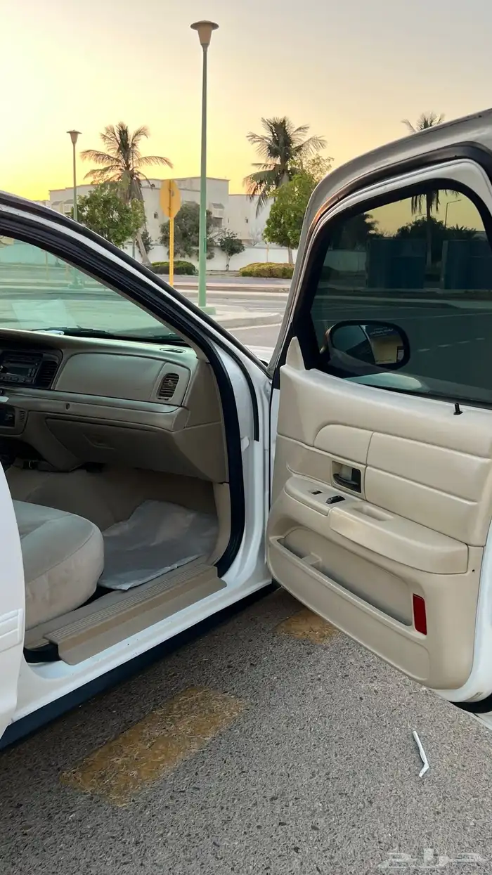 فورد كراون فكتوريا 2011 17