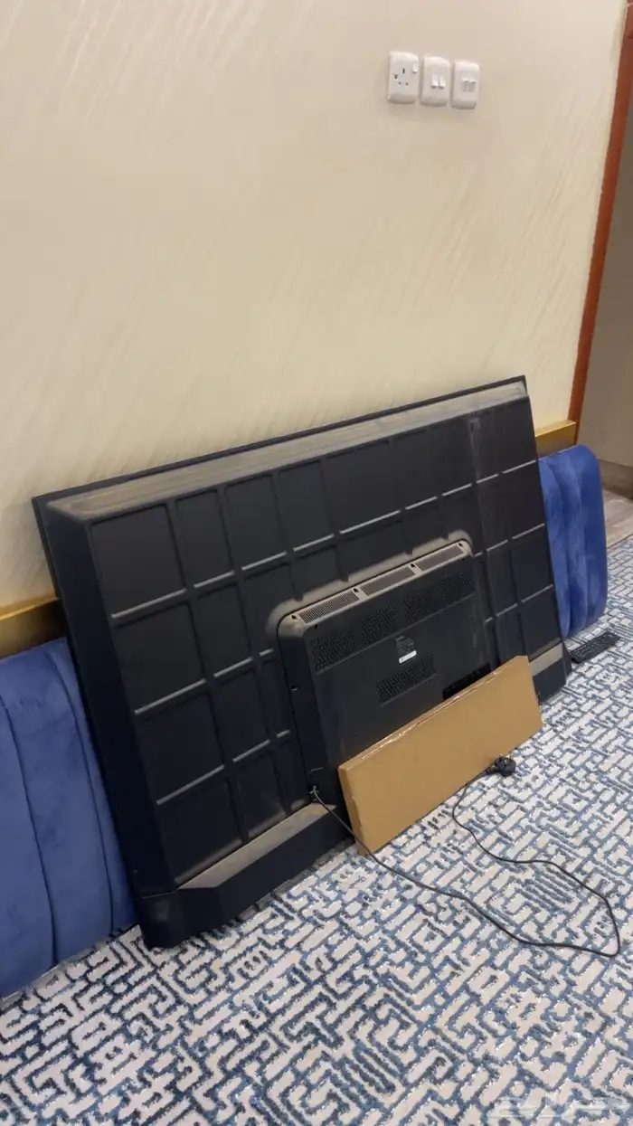 شاشة توشيبا 65 بوصة لايشكو من شي مع ركايز الطاولة. سمارت 2