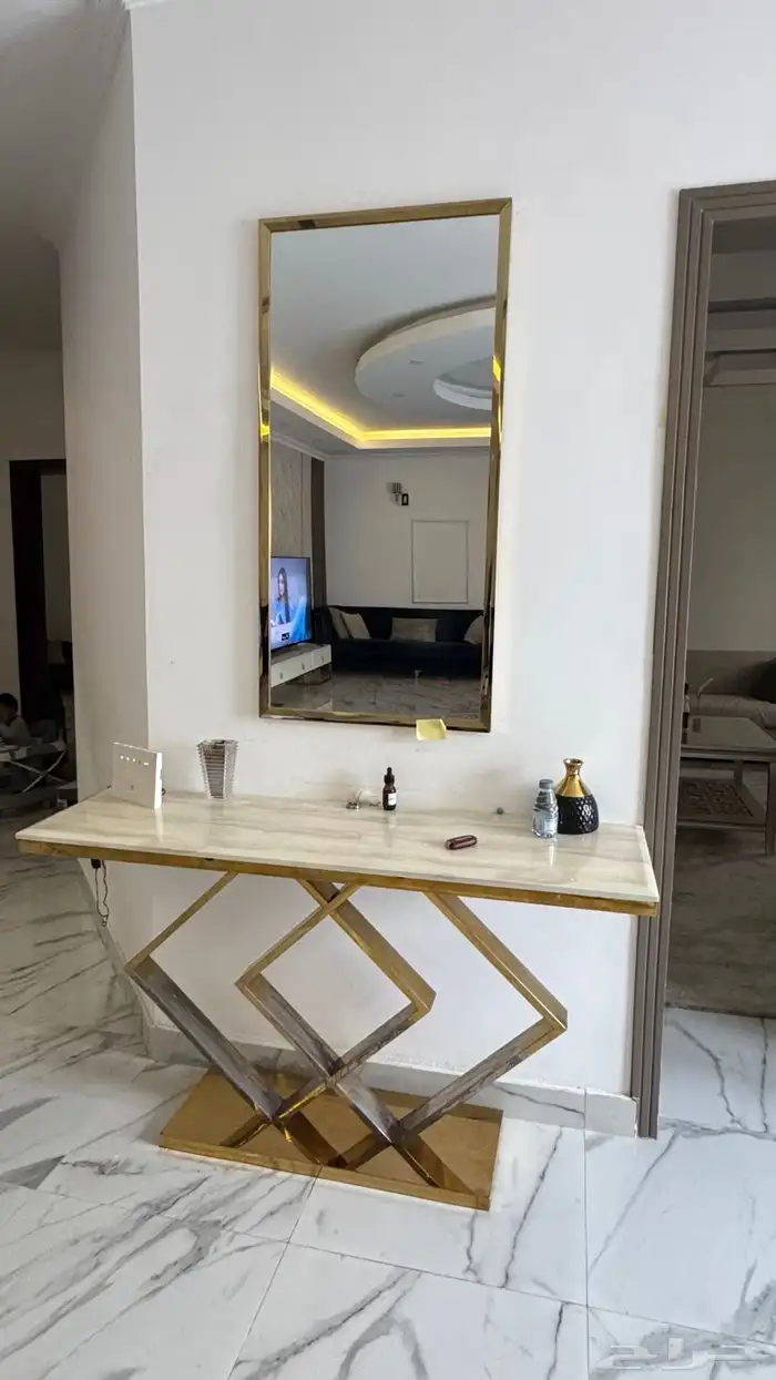 طالوله استقبال مع مرايه و طاولة تلفزيون 1