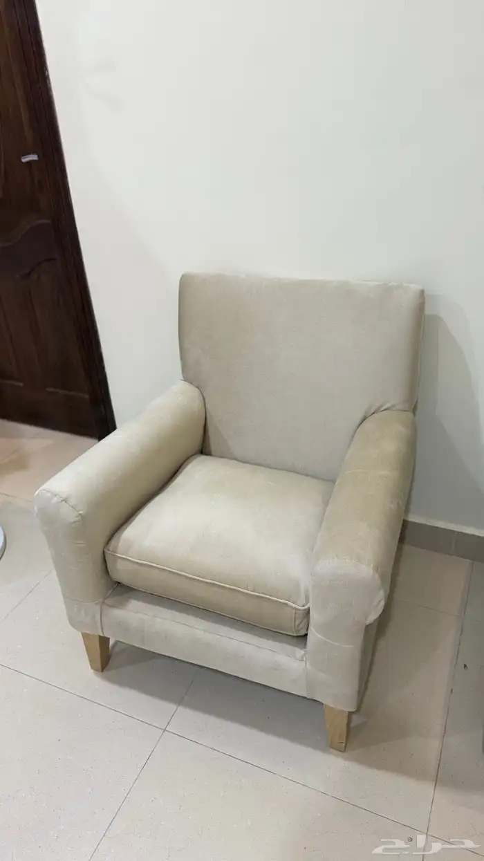 كنب شخص غرفه نوم او مجلس نظيف 0