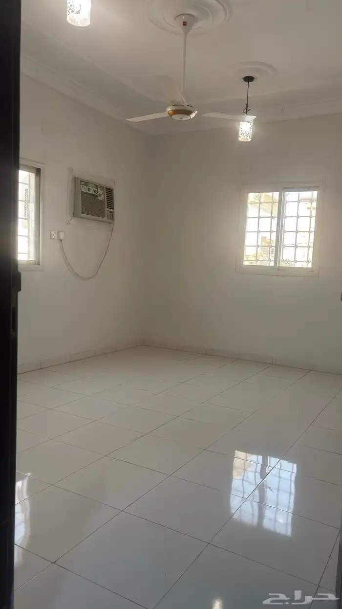 2 شقة للإيجار. (مؤثثب1100 شهري وبلاط1300شهري -محايل -الحزام 2