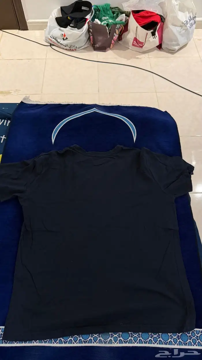 تيشيرت كحلي مصور مستعمل مقاس M 1