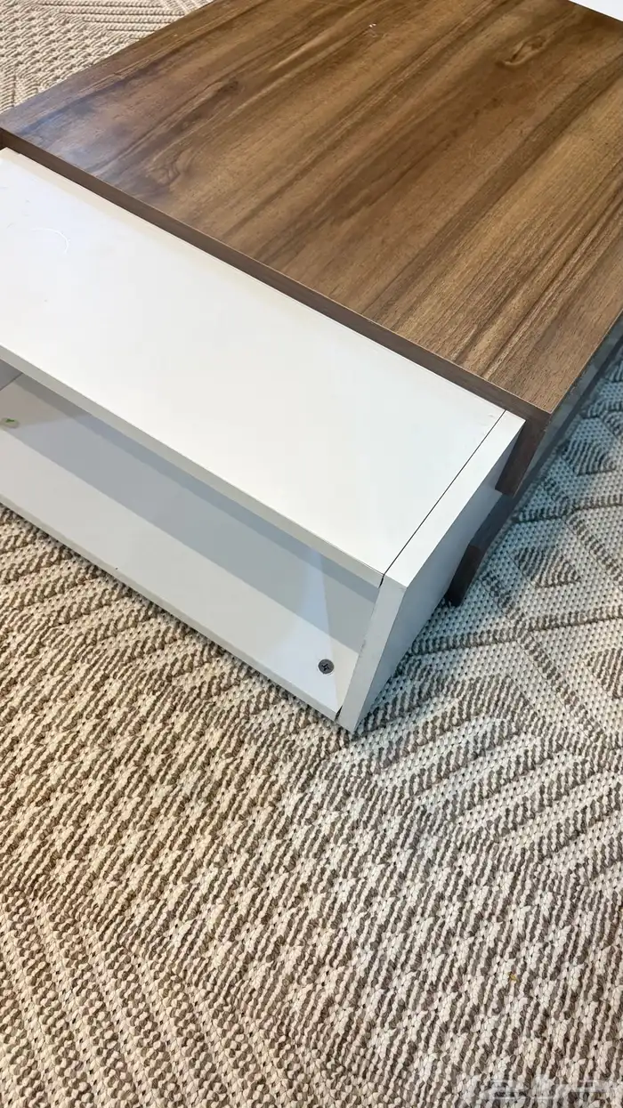 طاوله سبب البيع طفشت منها وهي جديده فقط فيها خدش ومايبين كث 0