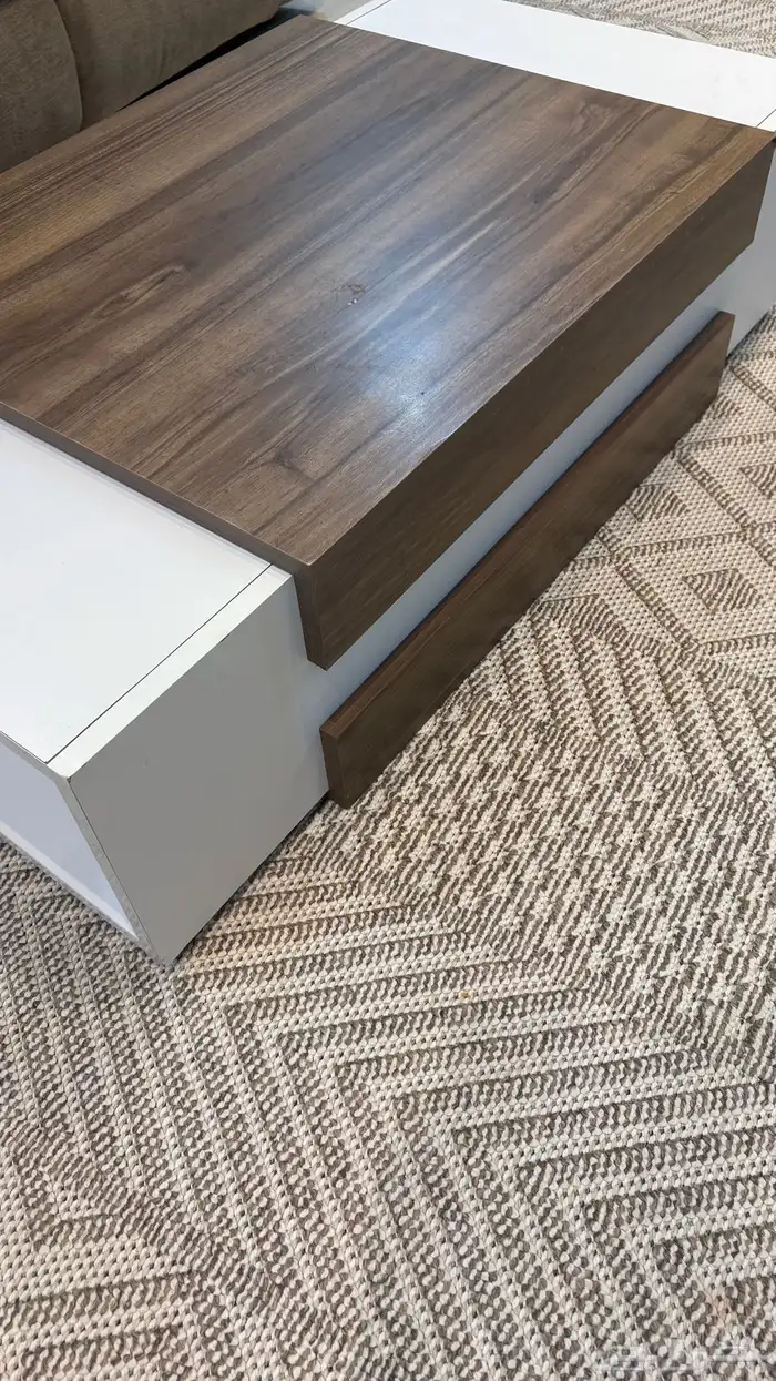 طاوله سبب البيع طفشت منها وهي جديده فقط فيها خدش ومايبين كث 3