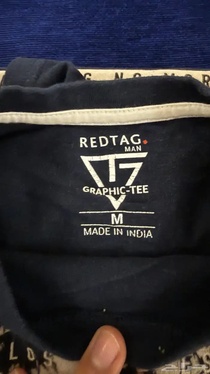 تيشيرت كحلي مصور مستعمل مقاس M 3