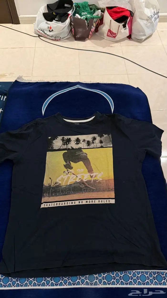 تيشيرت كحلي مصور مستعمل مقاس M 0