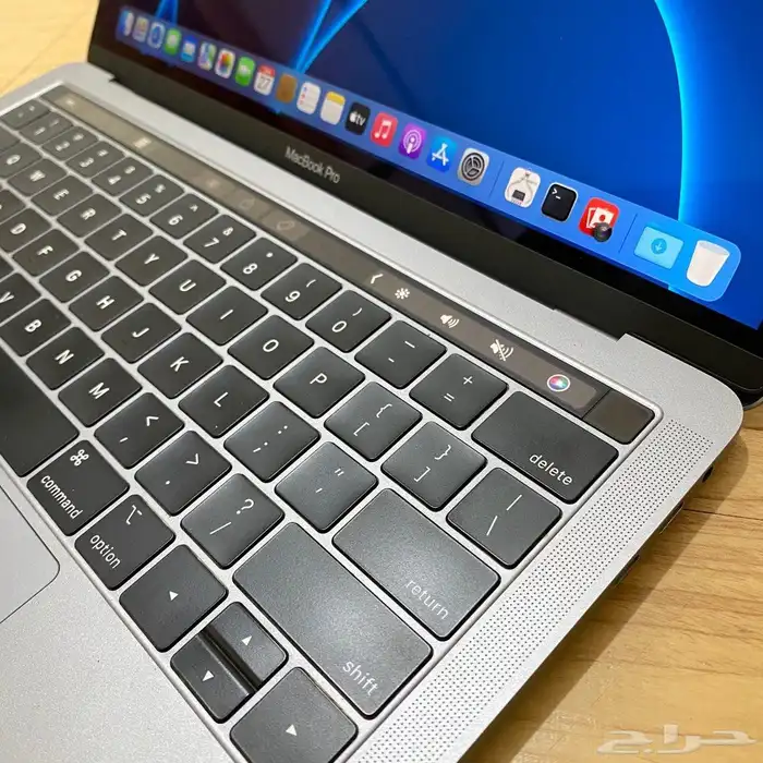 MacBook Pro Touch Bar Look like new with charger 5