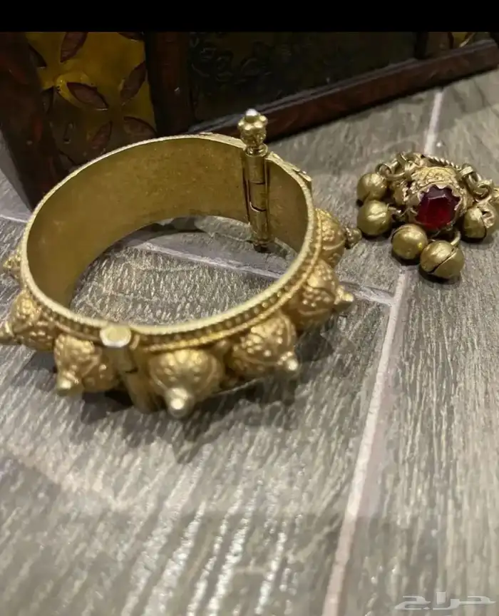 اسوار فضه عريض وخاتم فضه مرشوشه بدهب قديمه واثريه 1