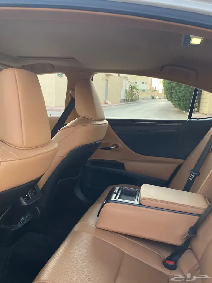 لكزسES300 h 2023 9