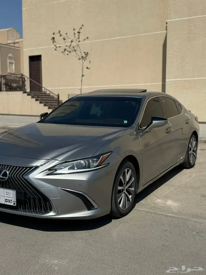 للبيع لكزس ES300 موديل 2021 وكالة 3
