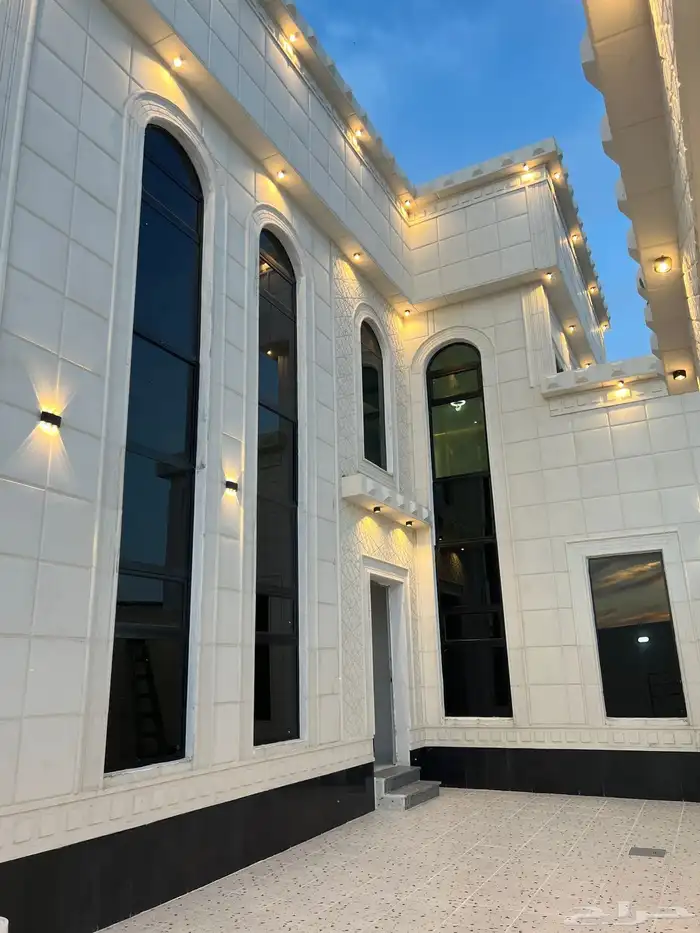 للبيع فيلا فاخرة بحي الفيحاء( حفر الباطن) 0