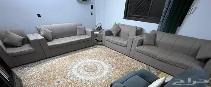 كنب لونه بني من دون ستاير ومن دون طاولات فقط كنب ومخداته 13