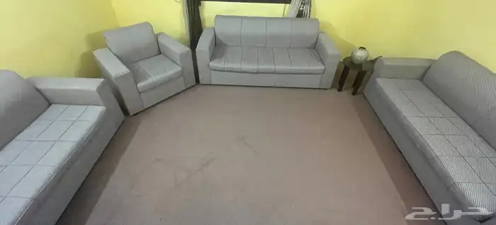 كنب لونه بني من دون ستاير ومن دون طاولات فقط كنب ومخداته 3