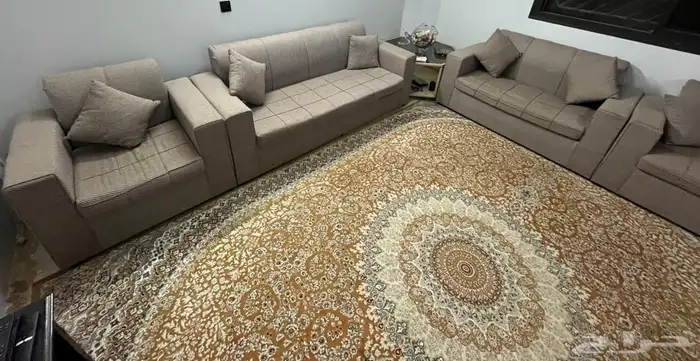 كنب لونه بني من دون ستاير ومن دون طاولات فقط كنب ومخداته 12