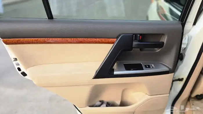 لاندكروزر 2015 بريمي مالك اول 17