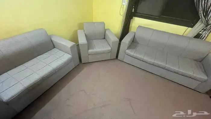 كنب لونه بني من دون ستاير ومن دون طاولات فقط كنب ومخداته 4