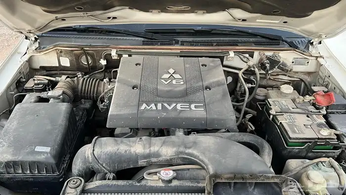 جيب باجيرو ربع 2014 ابيض 13