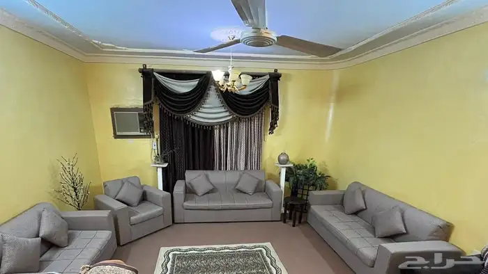 كنب لونه بني من دون ستاير ومن دون طاولات فقط كنب ومخداته 2