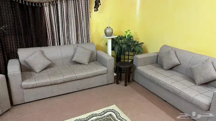 كنب لونه بني من دون ستاير ومن دون طاولات فقط كنب ومخداته 1