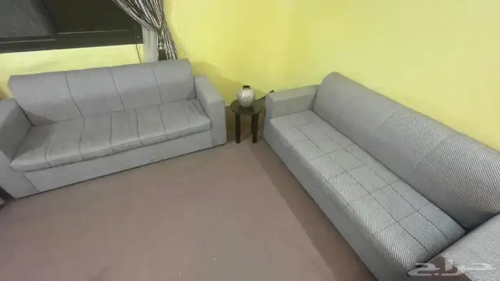 كنب لونه بني من دون ستاير ومن دون طاولات فقط كنب ومخداته 5