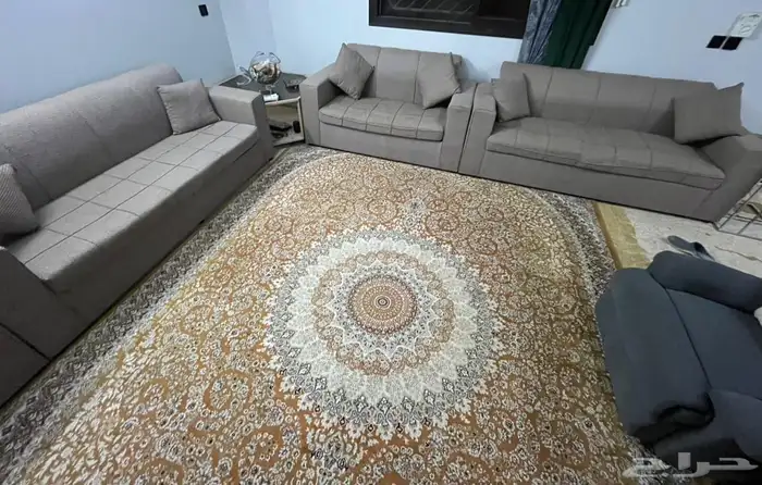 كنب لونه بني من دون ستاير ومن دون طاولات فقط كنب ومخداته 11