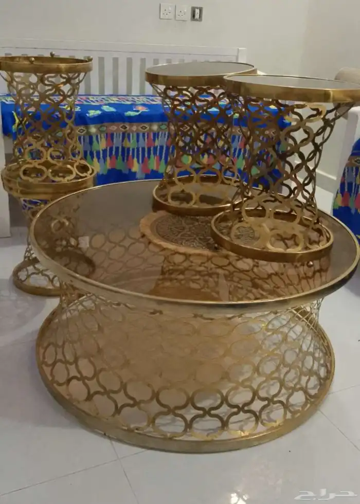 طاوله مافيها اي عيوب جديده بس يبي لها زجاج صغار 0