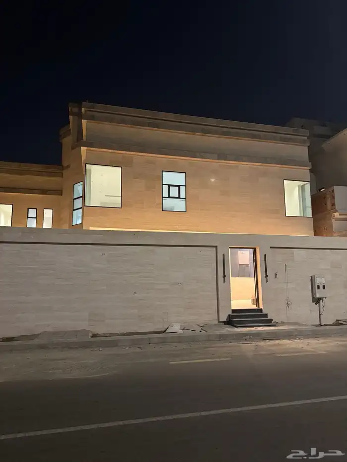 فيلا فخمة للبيع المساحة 650م شارعين حي اللؤؤ 34