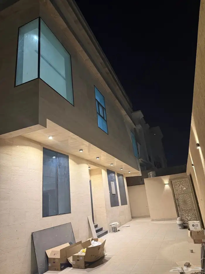 فيلا فخمة للبيع المساحة 650م شارعين حي اللؤؤ 37