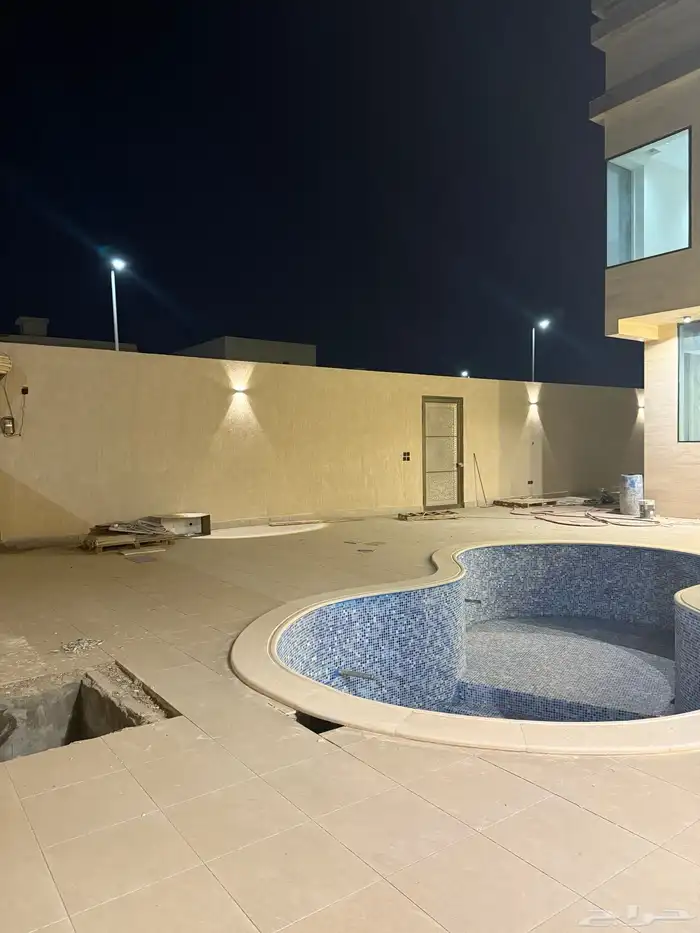 فيلا فخمة للبيع المساحة 650م شارعين حي اللؤؤ 35