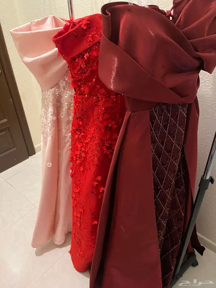 3 فساتين للبيع لبس 5 ساعات فقط ونظيفه وحلوه 2