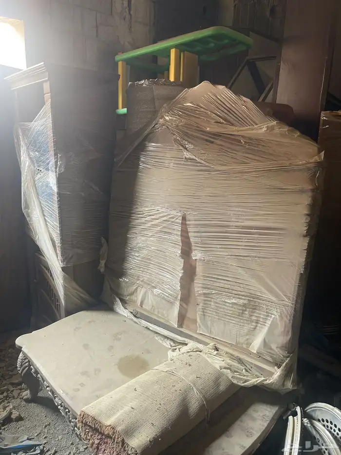 غرفة نوم ودولاب خشب من المطلق نظيف 1