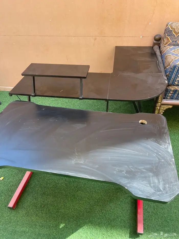 طاوله للبيع ثنتين قيمنق وشكل L وطاولة مكتب 1