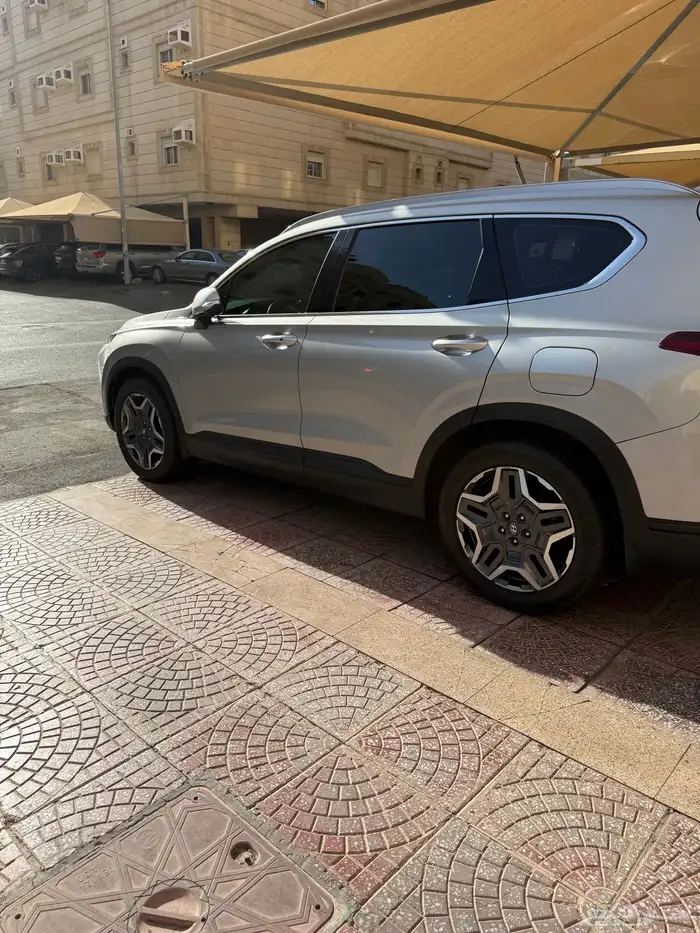 جيب سنتافي 2023فل مخمل دبل فضي بحاله الوكاله شبه جديده مخزن 56