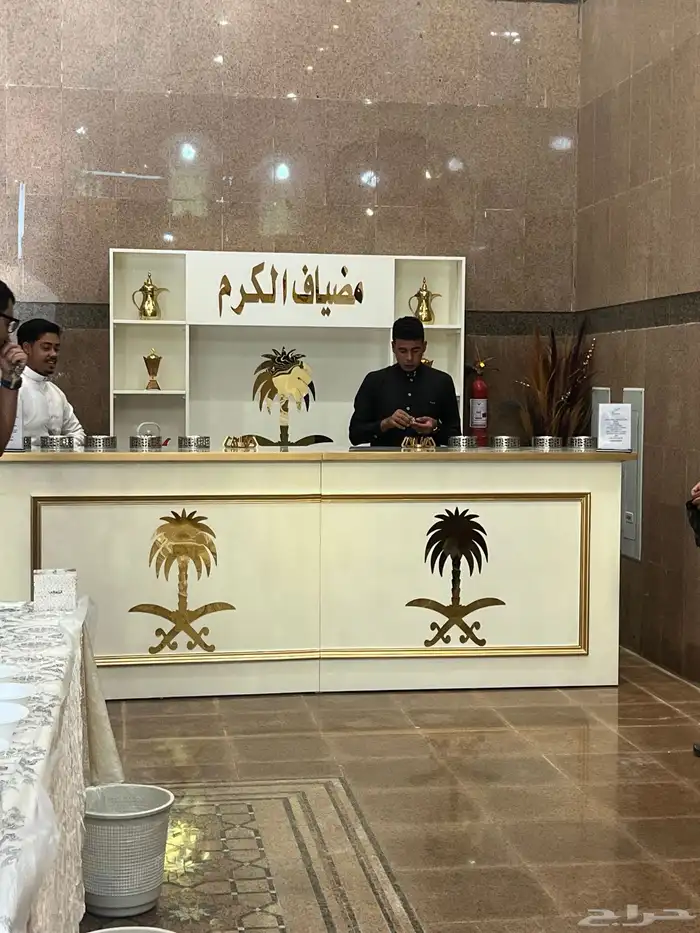 طاولة ضيافه مع استاند خلفي للبيع 1