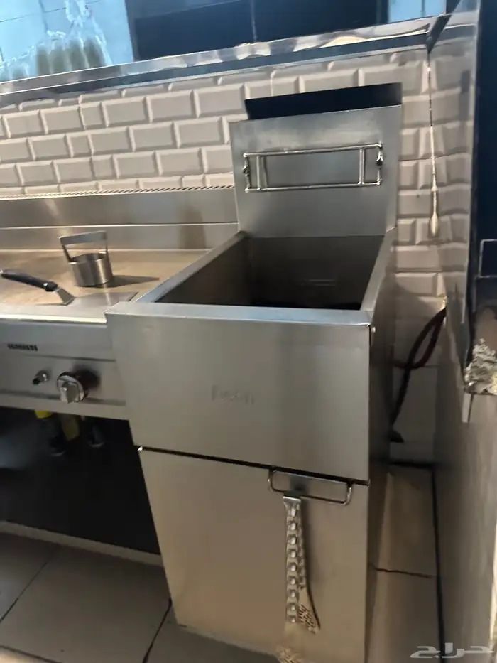 معدات مطعم ومقهى شبه جديده للبيع 29