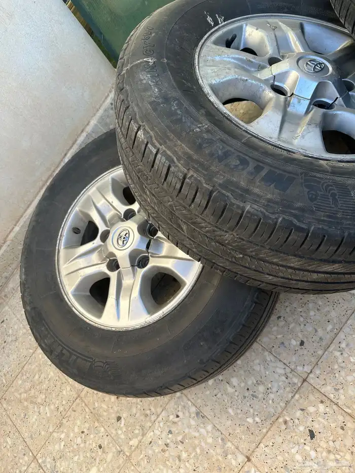 جنوط جكسار موديل 2006 مقاس 17 عليها كفرات ميشلان 2