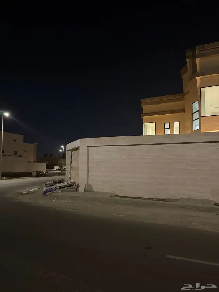 فيلا فخمة للبيع المساحة 650م شارعين حي اللؤؤ 33