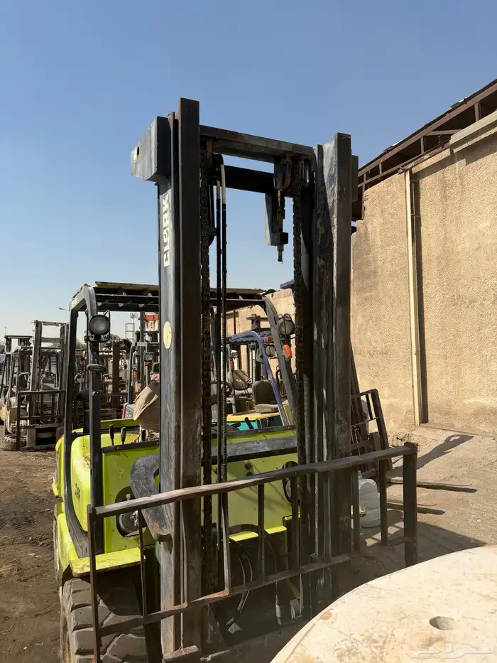 رافعة 5 طن ماركة كلارك ماكينة بركنز موديل 2010 شغال عالشرط 3