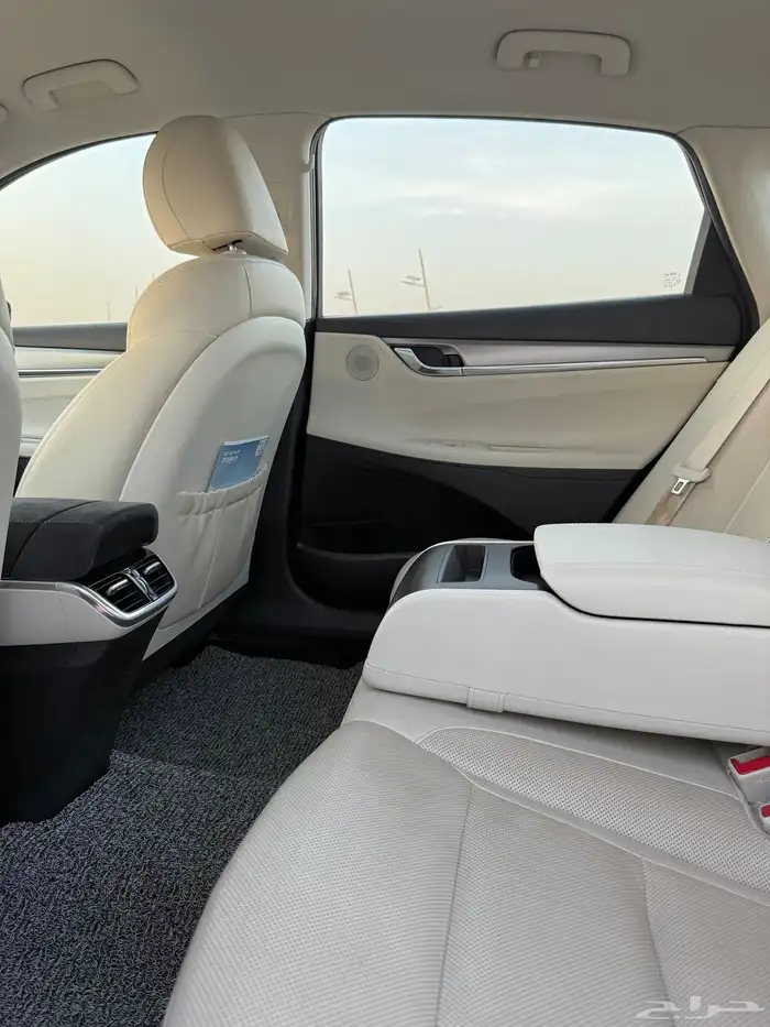 ازيرا 2022 - ديجتال 6سلندر من الداخل ابيض وكاله للبيع 13