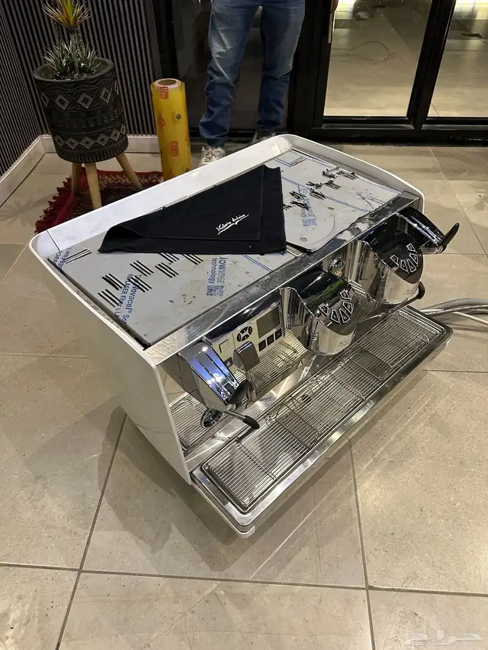 معدات مطعم ومقهى شبه جديده للبيع 2