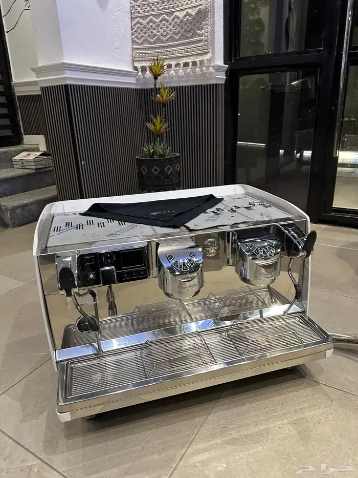 معدات مطعم ومقهى شبه جديده للبيع 0