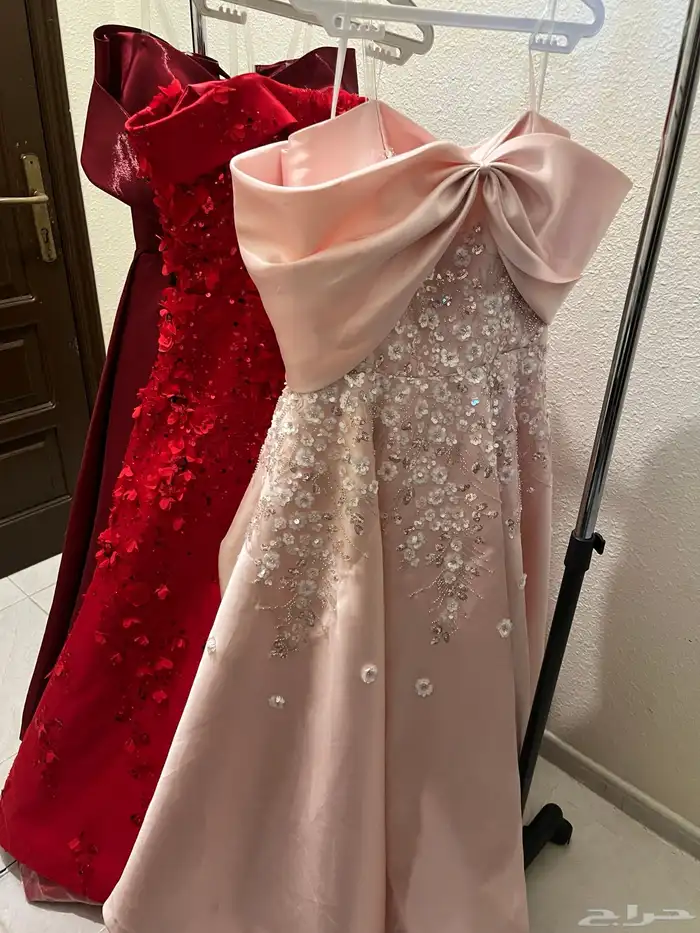 3 فساتين للبيع لبس 5 ساعات فقط ونظيفه وحلوه 0