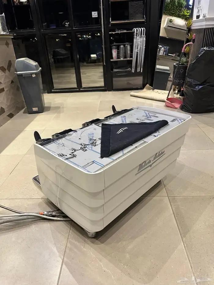 معدات مطعم ومقهى شبه جديده للبيع 1