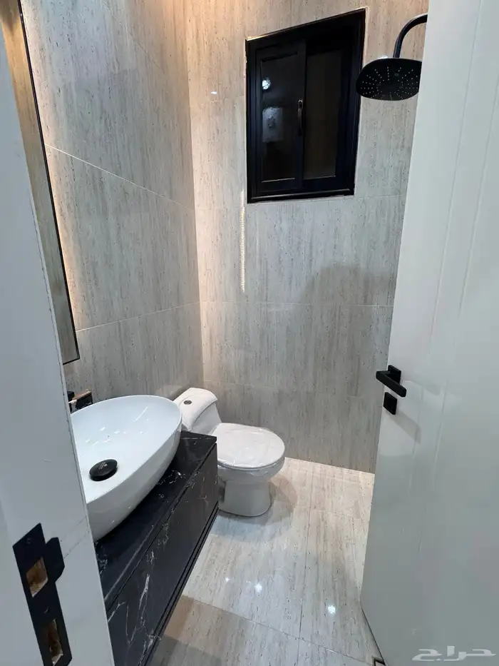 للبيع شقه 6 غرف vip مع سطح من 500 الف حى دره الموسي 20