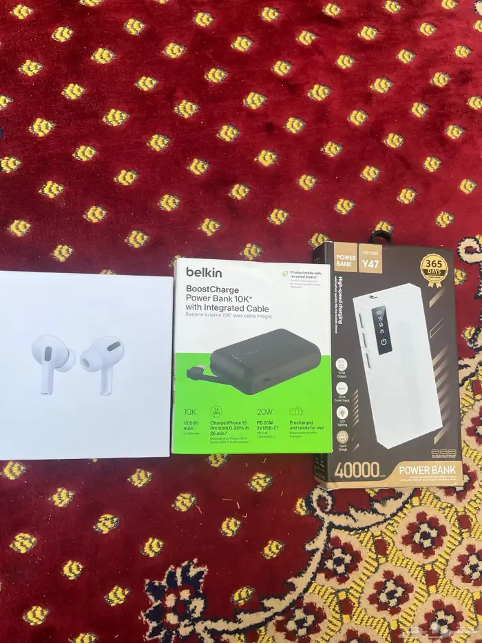 سماعات ابل اصلي وشاحن منتقل عدد 2بس مو عارف اصلين او لا على 0