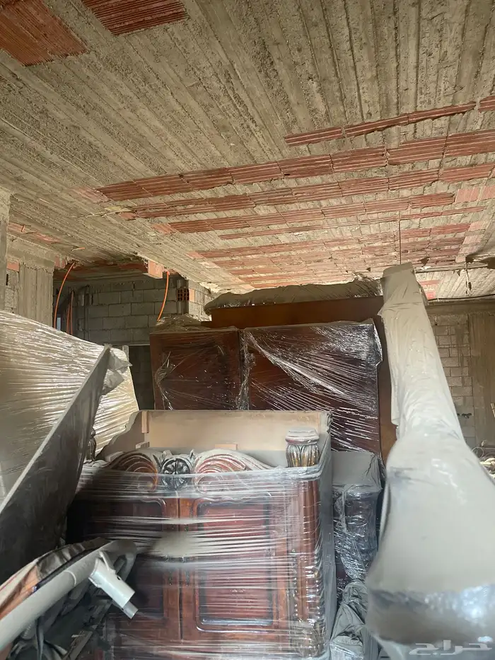 غرفة نوم ودولاب خشب من المطلق نظيف 2