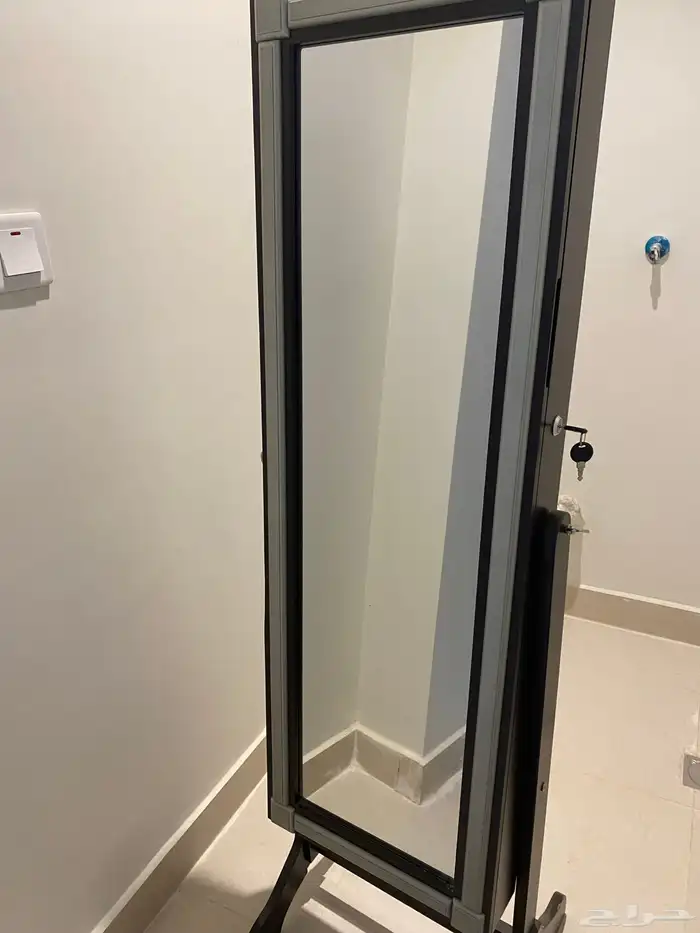 دولاب اكسسوارات بني مع فضي مع مراية استعمال نظيف 1